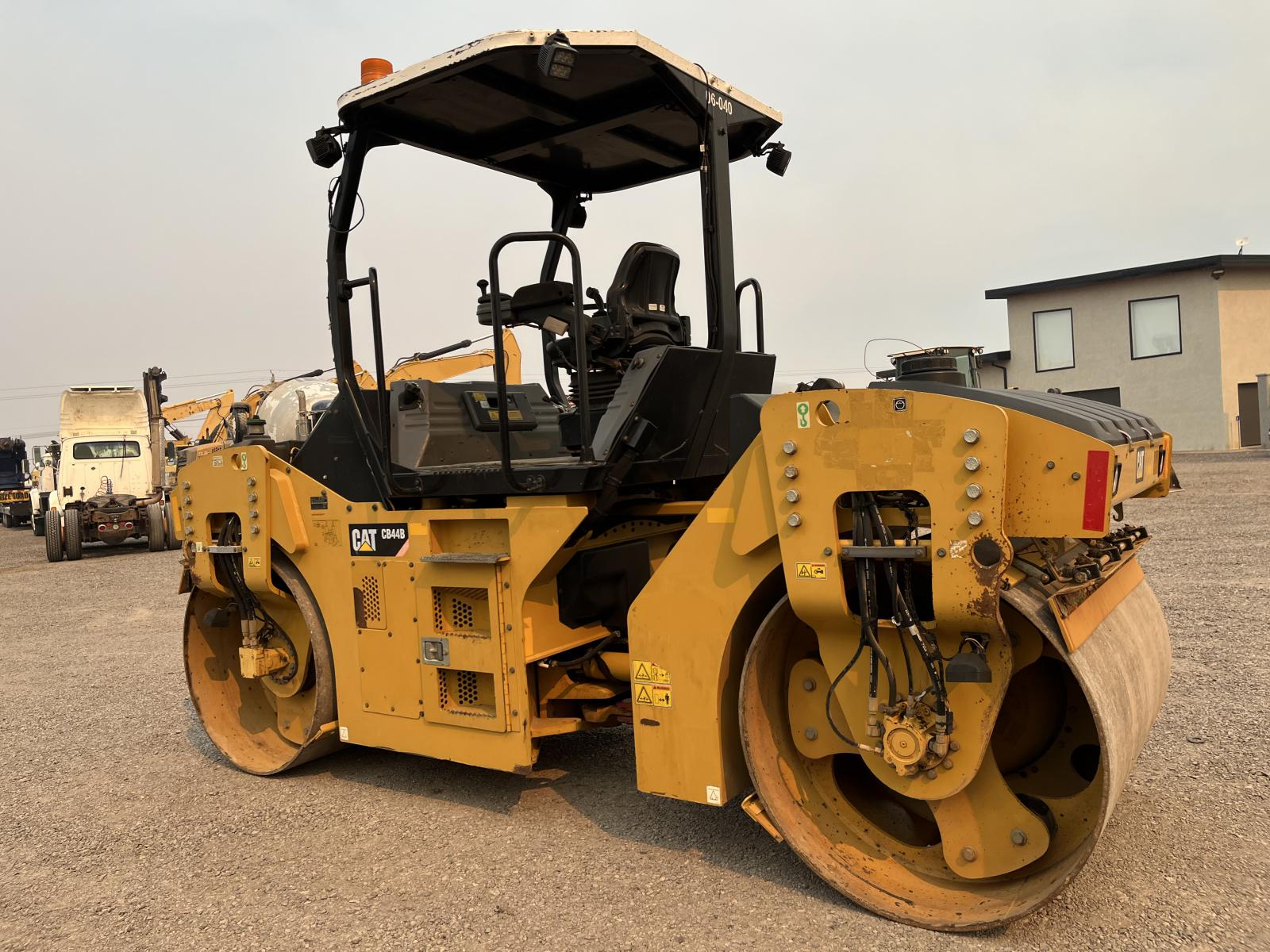 COMPACTADOR CATERPILLAR CB44B